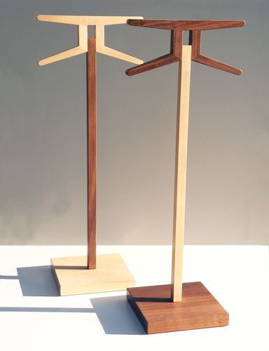 Valet de nuit au sol - SIGNS 1 - INSILVIS - en bois / contemporain