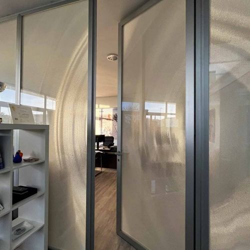 Cloison amovible - CRYSTAL  - BENCORE - modulaire / vitrée / en cristal