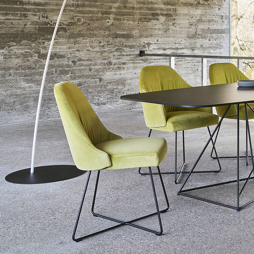 Chaise de salle à manger contemporaine - FLOW - ipdesign - d'intérieur / en tissu / en cuir