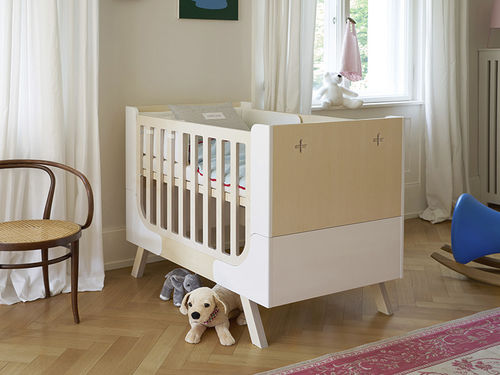 Lit pour bébé contemporain - FAMILLE GARAGE - Richard Lampert - en bois