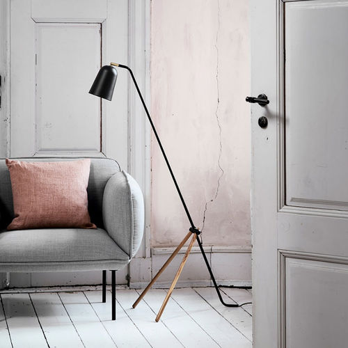 Lampe sur pied - GIRAFFE - Frandsen Lighting - en métal / en chêne / contemporaine