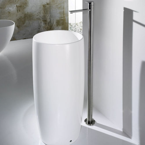 Vasque sur pied - L103 - A. e T. ITALIA - en céramique / avec miroir ajustable / ronde