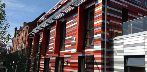 Bardage en lames - NEW NORWOOD SCHOOL - James & Taylor - en aluminium / réfléchissant / multicolore
