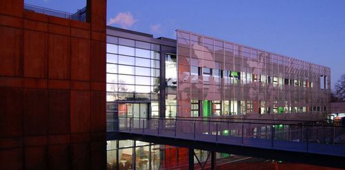 Brise-soleil en maille métallique - HEREFORD LEARNING CENTRE - James & Taylor - pour façade / vertical / perforé