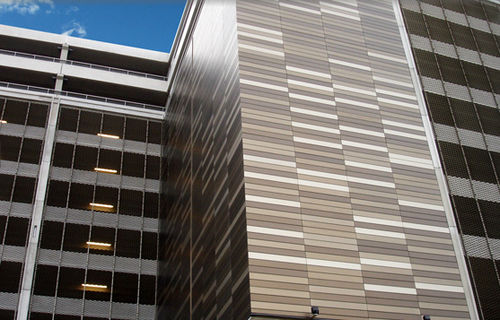Bardage en lames - MEDIA CITY - James & Taylor - en aluminium / réfléchissant