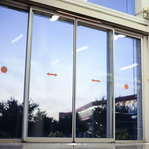 Porte d'intérieur - BRT - Manusa - en verre / en métal / coulissante