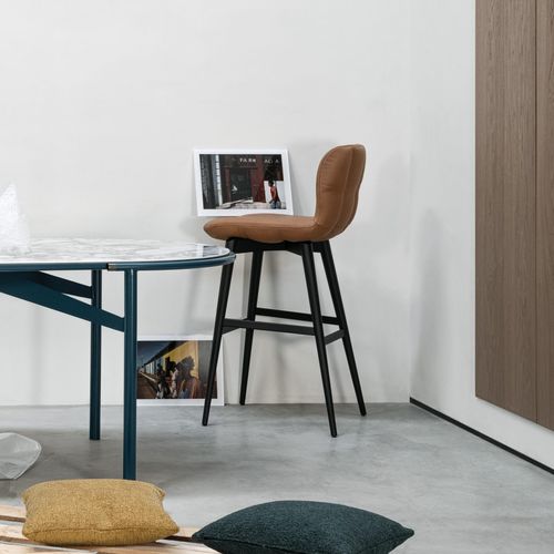 Chaise de bar contemporaine - ALAIN - cierre - d'intérieur / en cuir / avec piètement en frêne