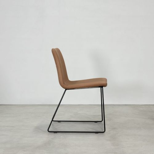 Chaise contemporaine - LEGGERA - cierre - d'intérieur / en cuir / avec piètement en métal laqué