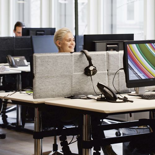 Séparateur de bureau sur bureau - USM Privacy Panels - USM Modular Furniture - en tissu / en polyester / gris