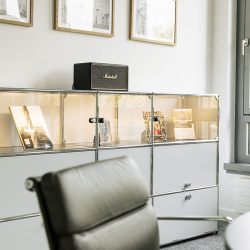 Présentoir à bouteilles - USM Haller E - USM Modular Furniture - pour magazines et journaux / en métal / en verre