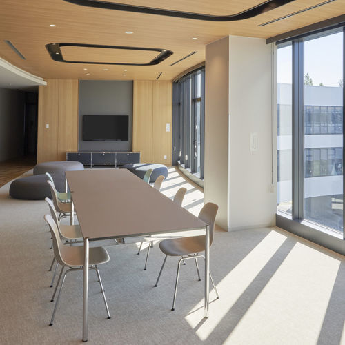 Table contemporaine - USM Haller - USM Modular Furniture - en MDF / avec piètement en métal / rectangulaire