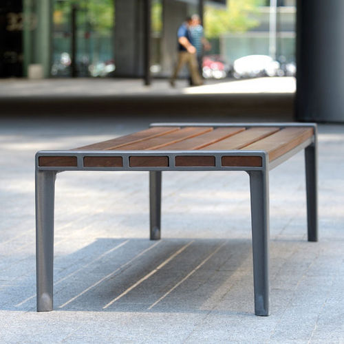 Banc public contemporain - ATHENES - AREA - en bois / en fonte