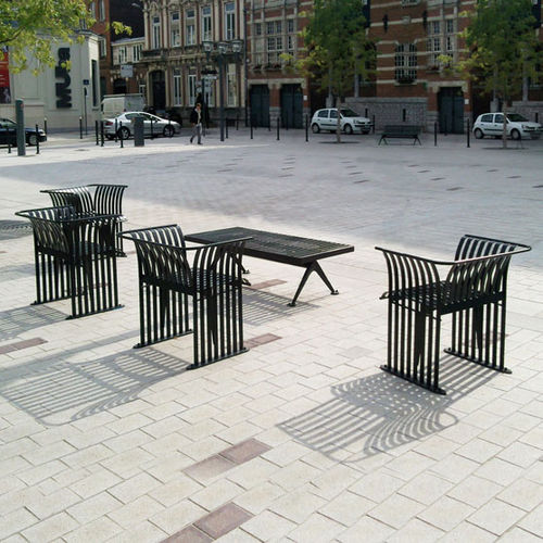 Ensemble table et chaises contemporain - MADÈRE - AREA - en métal / pour espace public
