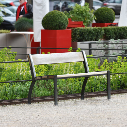 Banc public contemporain - ATHENA - AREA - en bois / en fonte / avec dossier