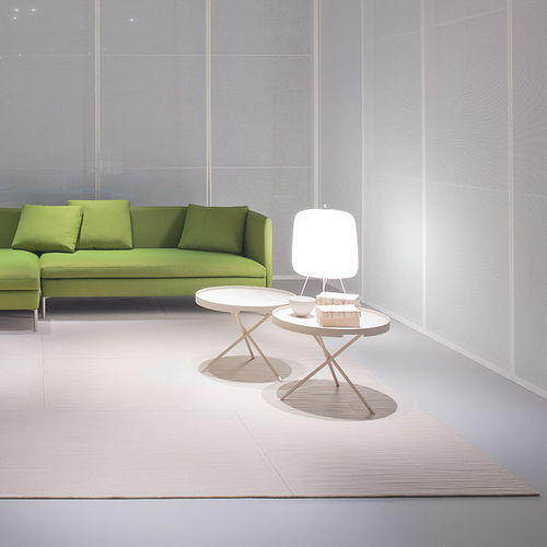 Table d'appoint contemporaine - FLIP - PAOLA LENTI - en bois laqué / en placage de bois / ronde