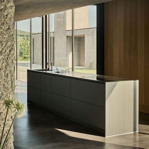 Cuisine contemporaine - +SEGMENTO - POGGENPOHL - en bois / avec îlot / sans poignée