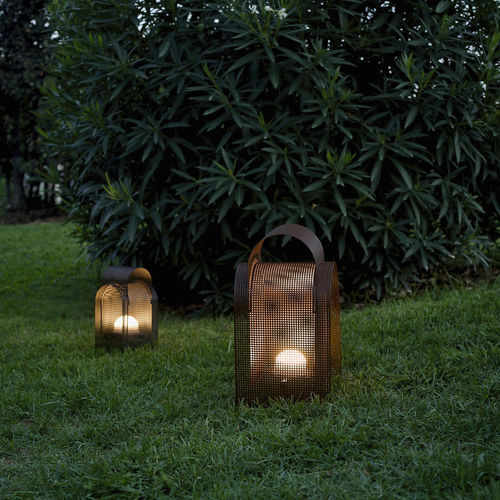 Lampe de sol - FOLD OUT - alma light - baladeuse / en tôle perforée / en PMMA