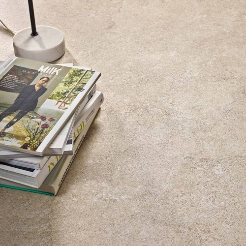 Carrelage en porcelaine - SERENA CROSSCUT - Roca Tile - en pierre / en pierre calcaire / lisse