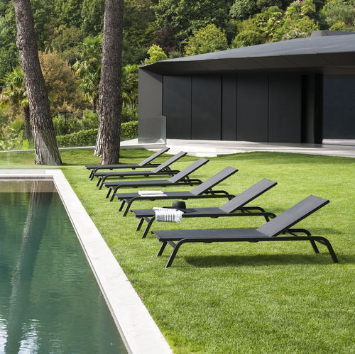 Bain de soleil contemporain - SURFER 001 - RODA - en Batyline® / en aluminium peint / contract