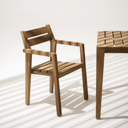 Chaise de jardin contemporaine - ZANIA 001 - RODA - d'extérieur / en iroko / empilable