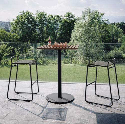 Table mange-debout contemporaine - BUTTON 101 - RODA - en teck / en aluminium laqué / avec piètement en aluminium laqué
