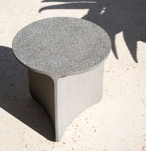 Table d'appoint contemporaine - ASPIC 001 - RODA - en béton / avec piètement en béton / ronde