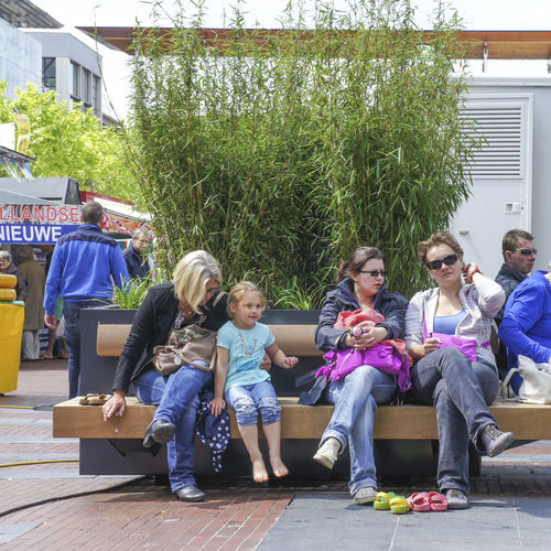 Banc public contemporain - SOLID SERIF HUG A TUB - Streetlife - en bois / en acier galvanisé / en acier COR-TEN®