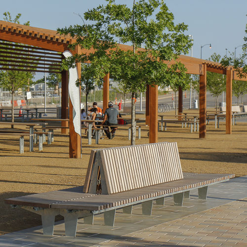 Banc public contemporain - Cliffhanger Crosswise - Streetlife - en bois / en acier galvanisé / en acier thermolaqué