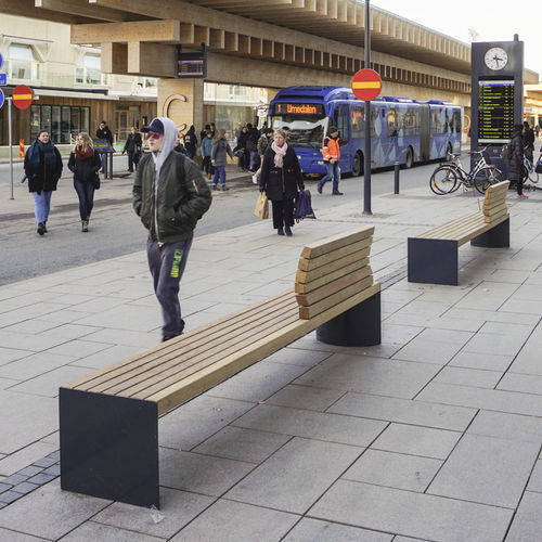 Banc public contemporain - Solid Solitude - Streetlife - en bois / en acier galvanisé / en acier thermolaqué