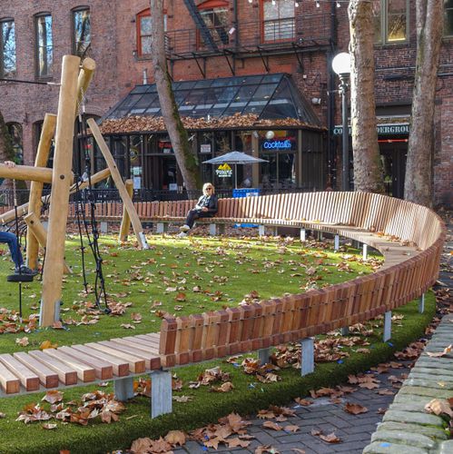 Banc public contemporain - SOLID CURVED - Streetlife - en bois / en acier galvanisé / en acier thermolaqué