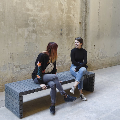 Banc public contemporain - SOLID STAPLE - Streetlife - en bois / en acier thermolaqué / avec dossier