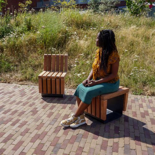 Chaise contemporaine - Solid Skirt Cubes - Streetlife - d'extérieur / en bois / avec piètement en acier thermolaqué