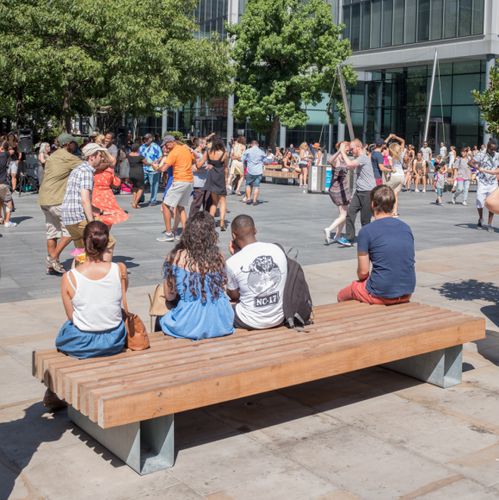 Banc public contemporain - Rough&Ready 10 - Streetlife - en bois / en acier galvanisé / en acier thermolaqué
