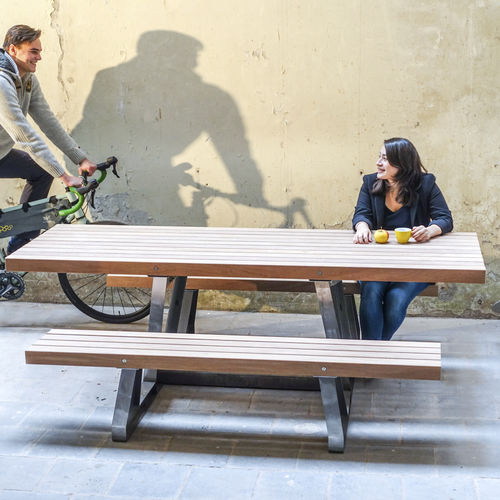 Table de pique-nique contemporaine - SOLID INDUSTRY - Streetlife - en bois / avec piètement en acier galvanisé / avec piètement en acier thermolaqué