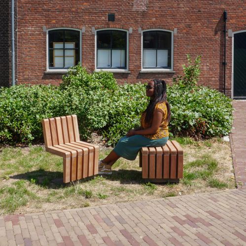Chaise contemporaine - Solid Skirt - Streetlife - d'extérieur / en bois massif / avec piètement en acier thermolaqué