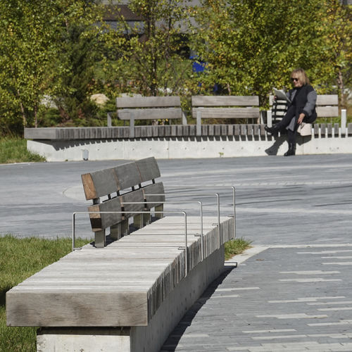 Banc public contemporain - ROUGH&READY LINEAR TOP - Streetlife - en bois de feuillus / en matériaux composites / avec dossier