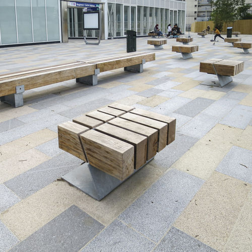 Tabouret contemporain - HEAVY-HEAVY BLOCK  - Streetlife - en bois de feuillus / avec piètement en acier galvanisé / pour espace public