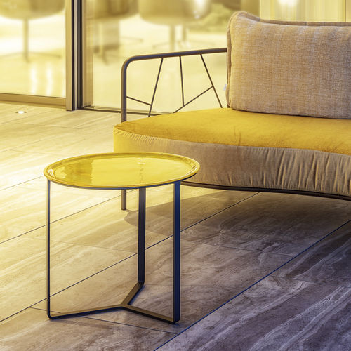 Table d'appoint design original - TRIOS - FISCHER MÖBEL - en verre / avec piètement en acier inoxydable laqué / ronde