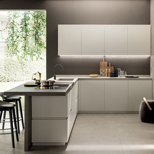 Cuisine contemporaine - DELINEA - SCAVOLINI - en placage de bois / en verre fumé / en aluminium
