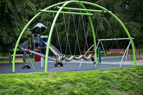 Balançoire en acier galvanisé - M984 - KOMPAN - en acier à revêtement par poudre / pour parc de jeux / multiple