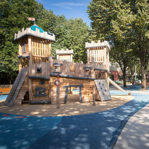 Structure de jeu pour aire de jeux - CASTLES - KOMPAN - en robinier / modulaire