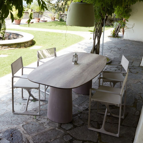 Table contemporaine - DUETTO MOLESKIN - SERRALUNGA - en HPL / avec piètement en polyéthylène / ovale