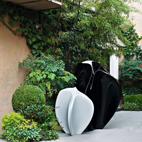 Pot de jardin en polyéthylène basse densité (PEBD) - FLOW   - SERRALUNGA - résidentiel / par Zaha Hadid / noir