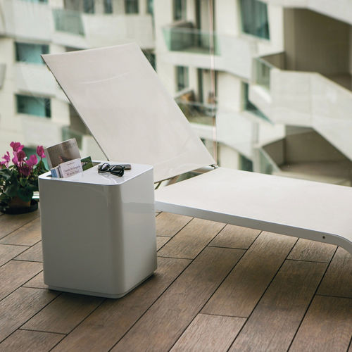 Table d'appoint contemporaine - DADO - SERRALUNGA - en polyéthylène basse densité (PEBD) / avec piètement en polyéthylène / carrée