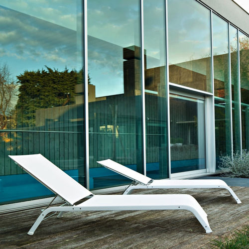 Bain de soleil contemporain - LAZY LETTINO - SERRALUNGA - en Batyline® / en aluminium peint / dossier ajustable