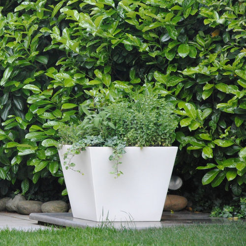 Pot de jardin en polyéthylène basse densité (PEBD) - KABIN  - SERRALUNGA - par Luisa Bocchietto / résidentiel / blanc