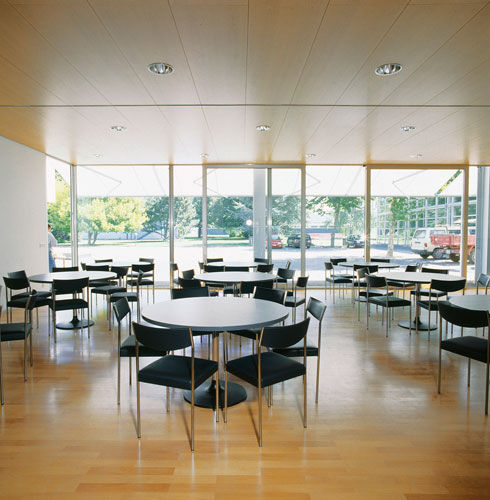 Table contemporaine - PINTA - DIETIKER - en bois massif / ronde / pour restaurant