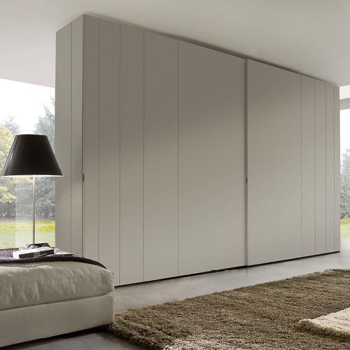 Armoire contemporaine - ESPACE MAXI - Falegnami - en bois laqué / à porte coulissante