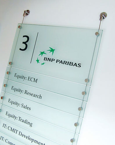 Plaque signalétique murale - Shopkit - fixe / au plafond / en verre