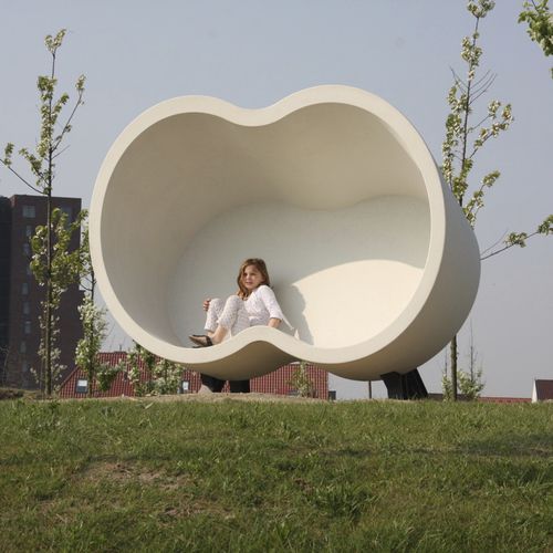 Banc public design organique - BINOCULAR - Escofet - en béton / en acier galvanisé / avec dossier